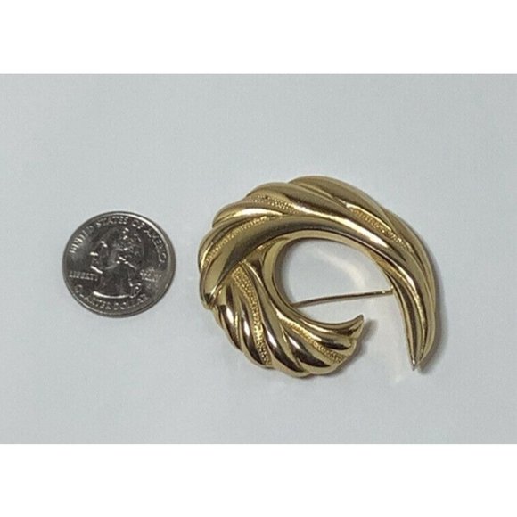 Vintage Ginnie Johansen Brooch Gold Tone Signed - Picture 4 of 4